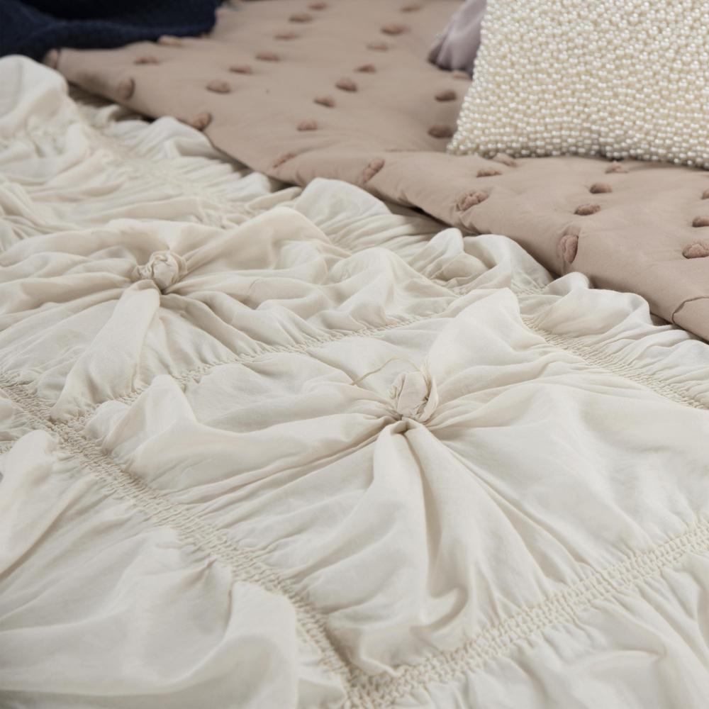 68" x 86" Comforter. Picture 2