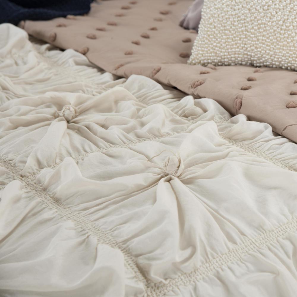 68" x 86" Comforter. Picture 3