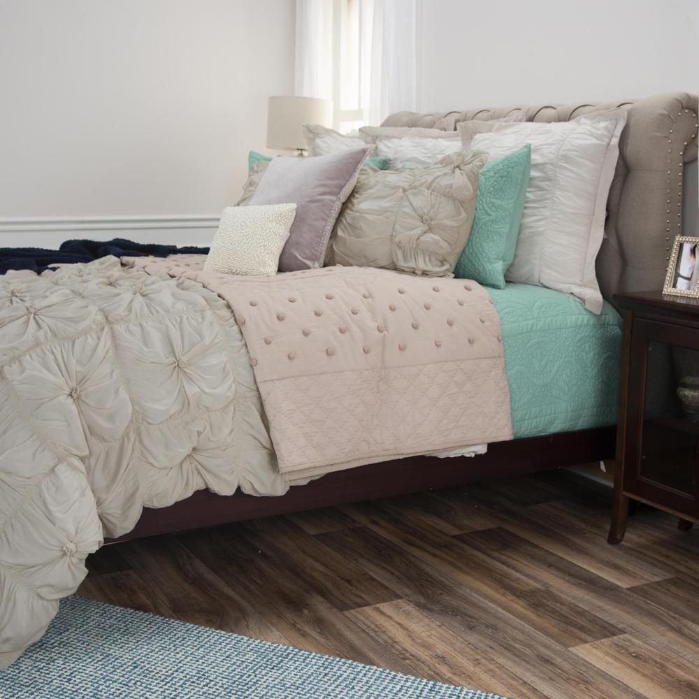 68" x 86" Comforter. Picture 4