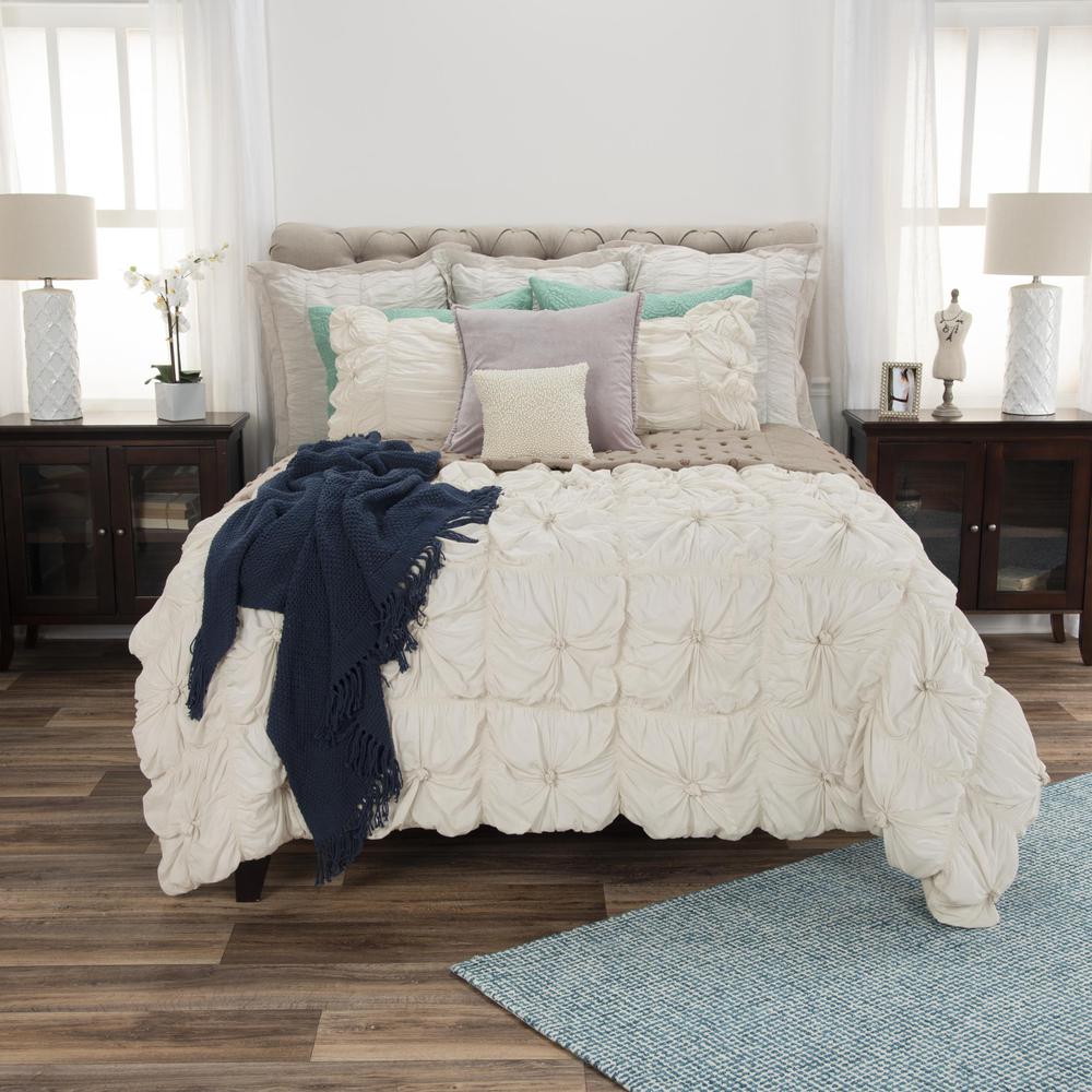 68" x 86" Comforter. Picture 5