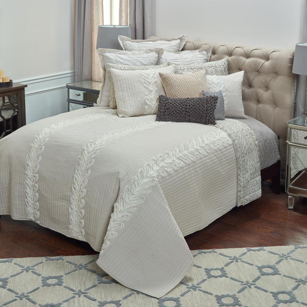 Rizzy Home 70" x 86" Quilt- BT3020. Picture 4