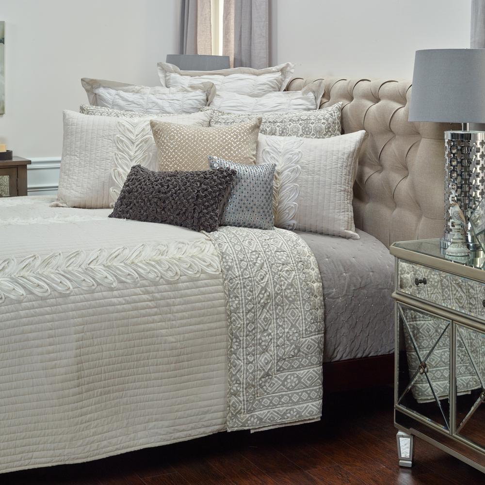 Rizzy Home 70" x 86" Quilt- BT3020. Picture 6