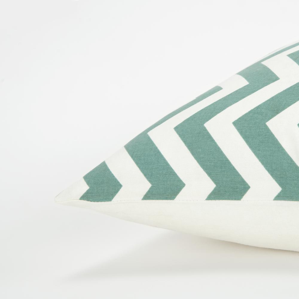Rizzy Home 18" x 18" Pillow- T05290. Picture 4