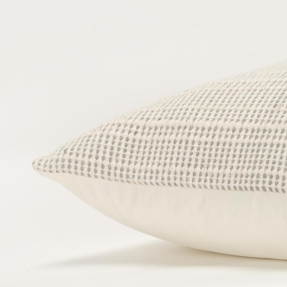 20"X20" 1 poly filled pillow. Picture 5