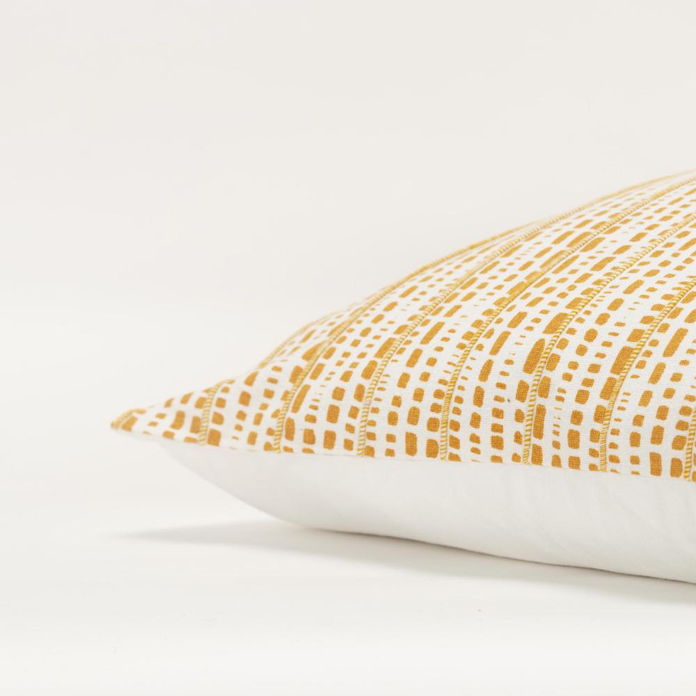 20"X20" 1 poly filled pillow. Picture 5