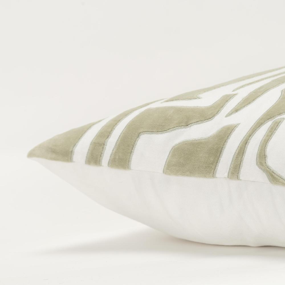 20"X20" 1 poly filled pillow. Picture 5