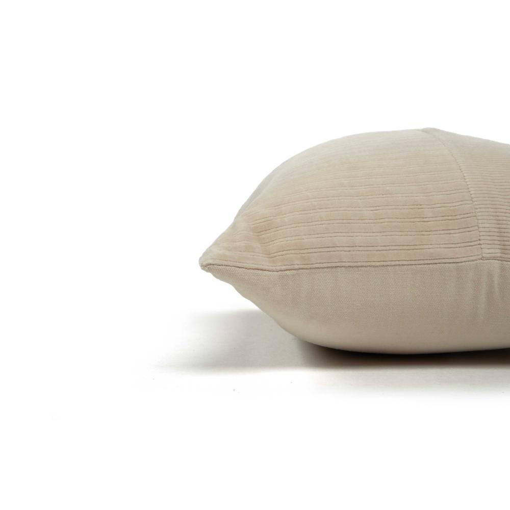 14" X 20" indoor pillow. Picture 4