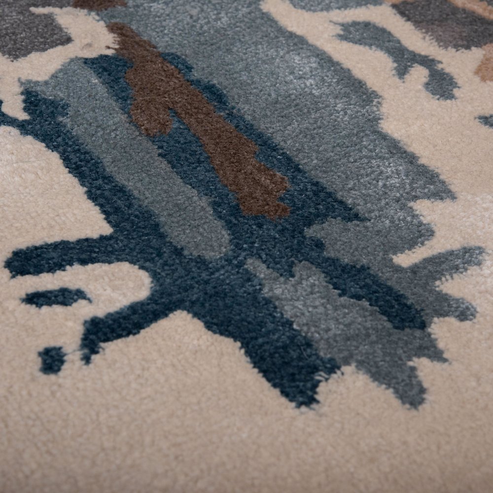 9'9" x 12'9" Cut Pile Hand Tufted Rug. Picture 3