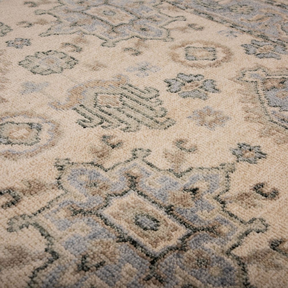 10' x 14' Cut Pile Hand Knotted Rug. Picture 5