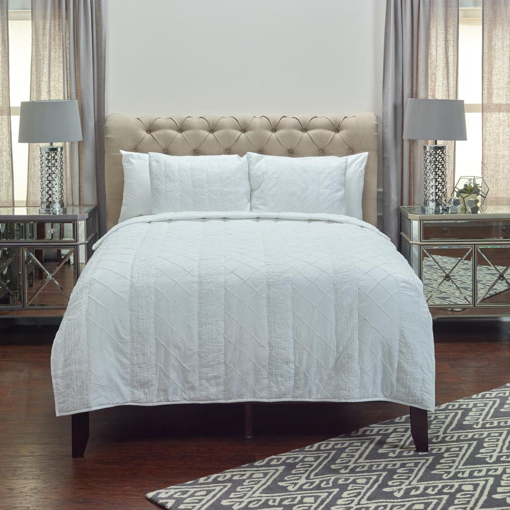Rizzy Home 70" x 86" Quilt- BQ4184. Picture 1
