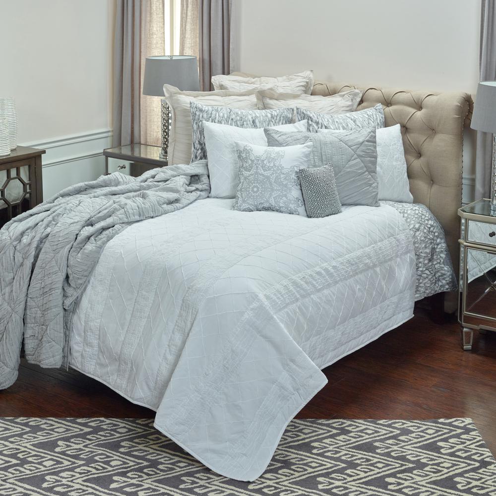 Rizzy Home 70" x 86" Quilt- BQ4184. Picture 3