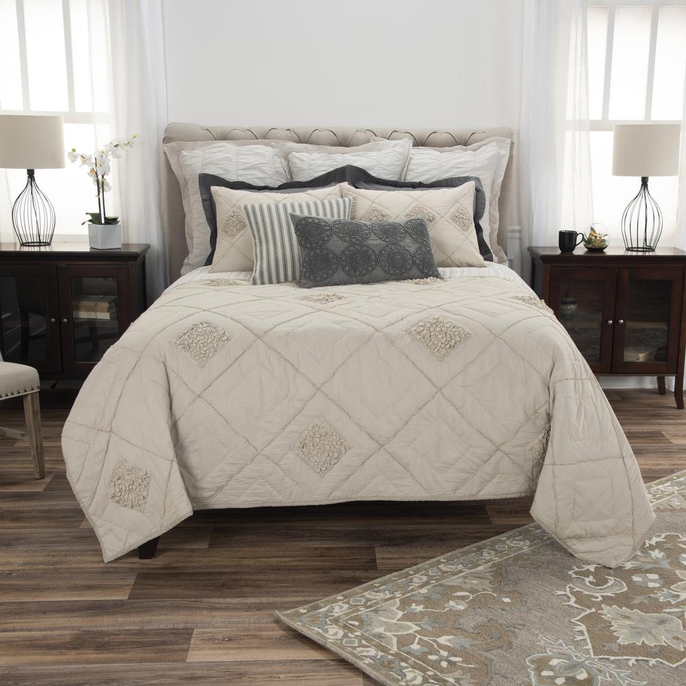 Rizzy Home 70" x 86" Quilt- BQ4196. Picture 5