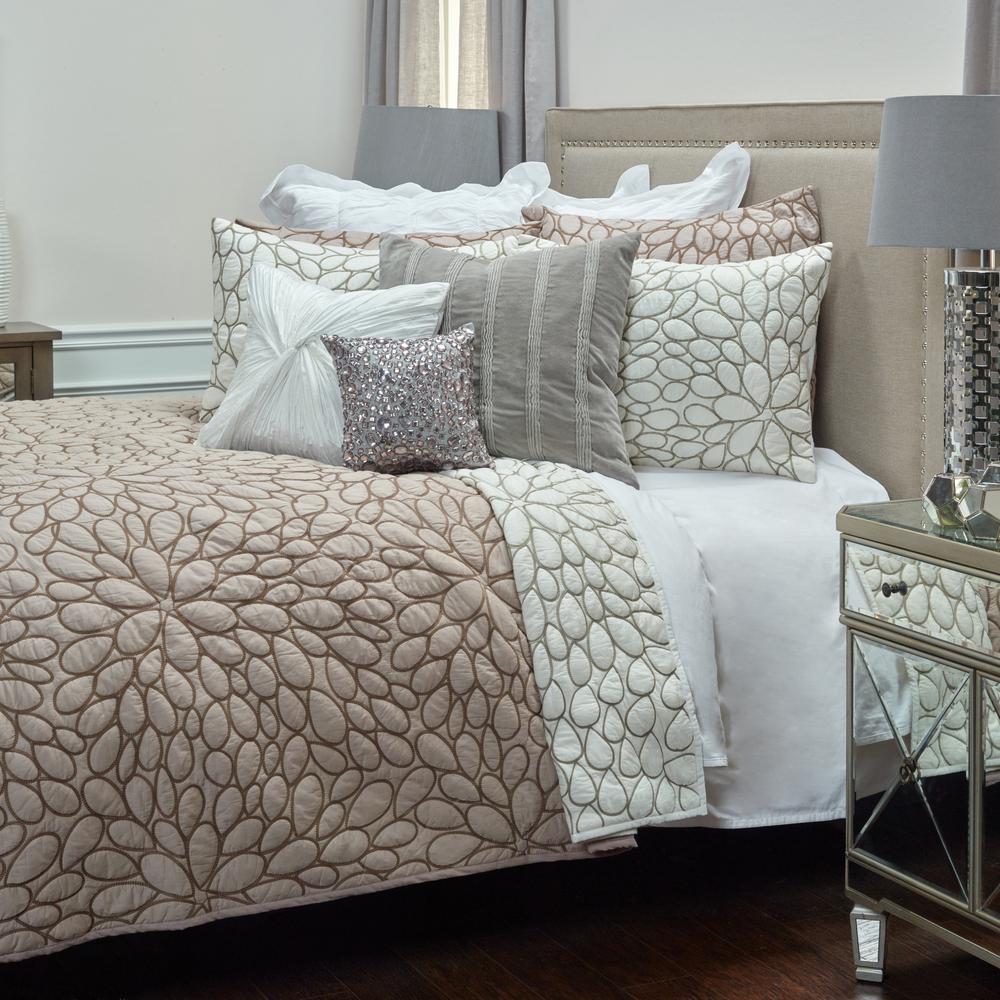 Rizzy Home 90" x 92" Quilt- BT1571. Picture 4