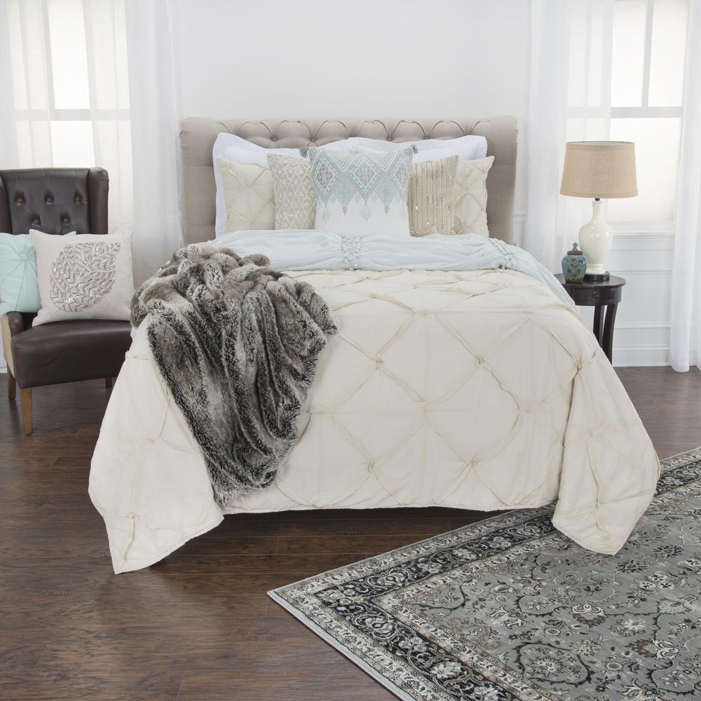 Rizzy Home 70" x 86" Quilt- BT1711. Picture 5