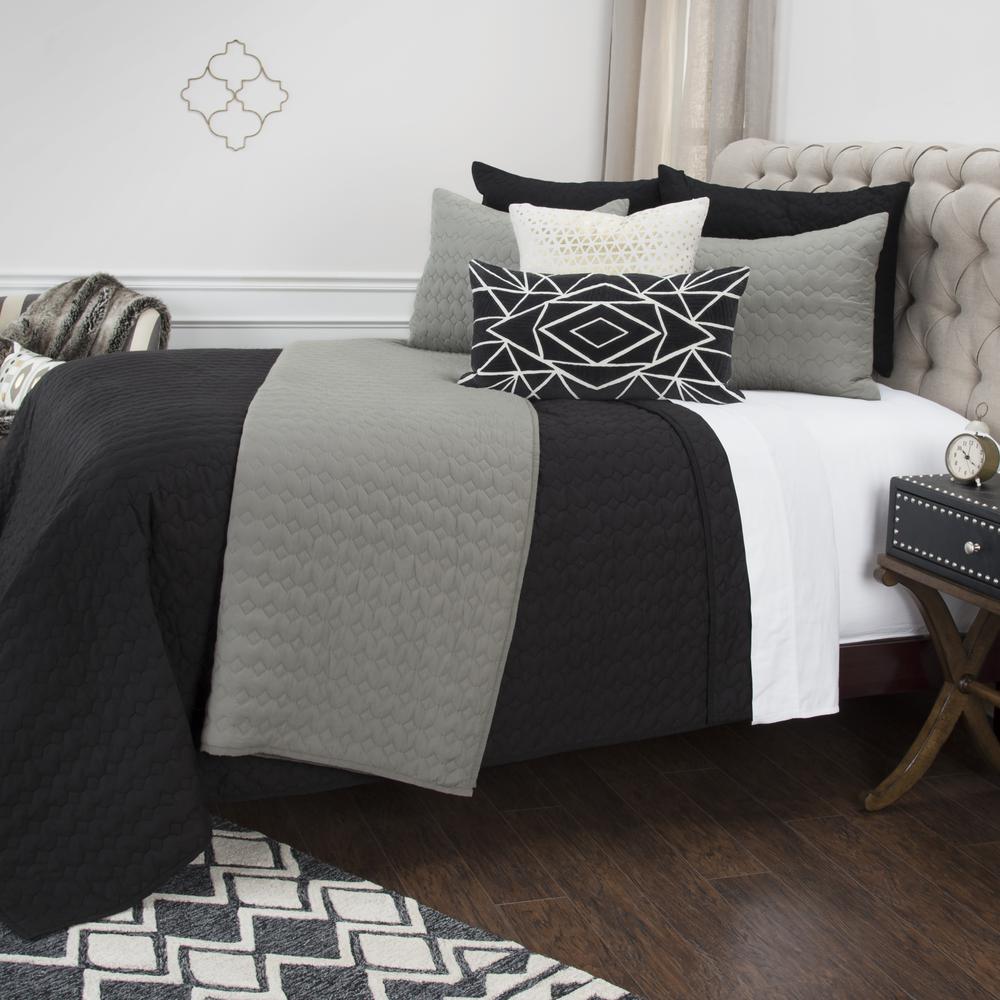 Rizzy Home 70" x 86" Quilt- BT1801. Picture 11