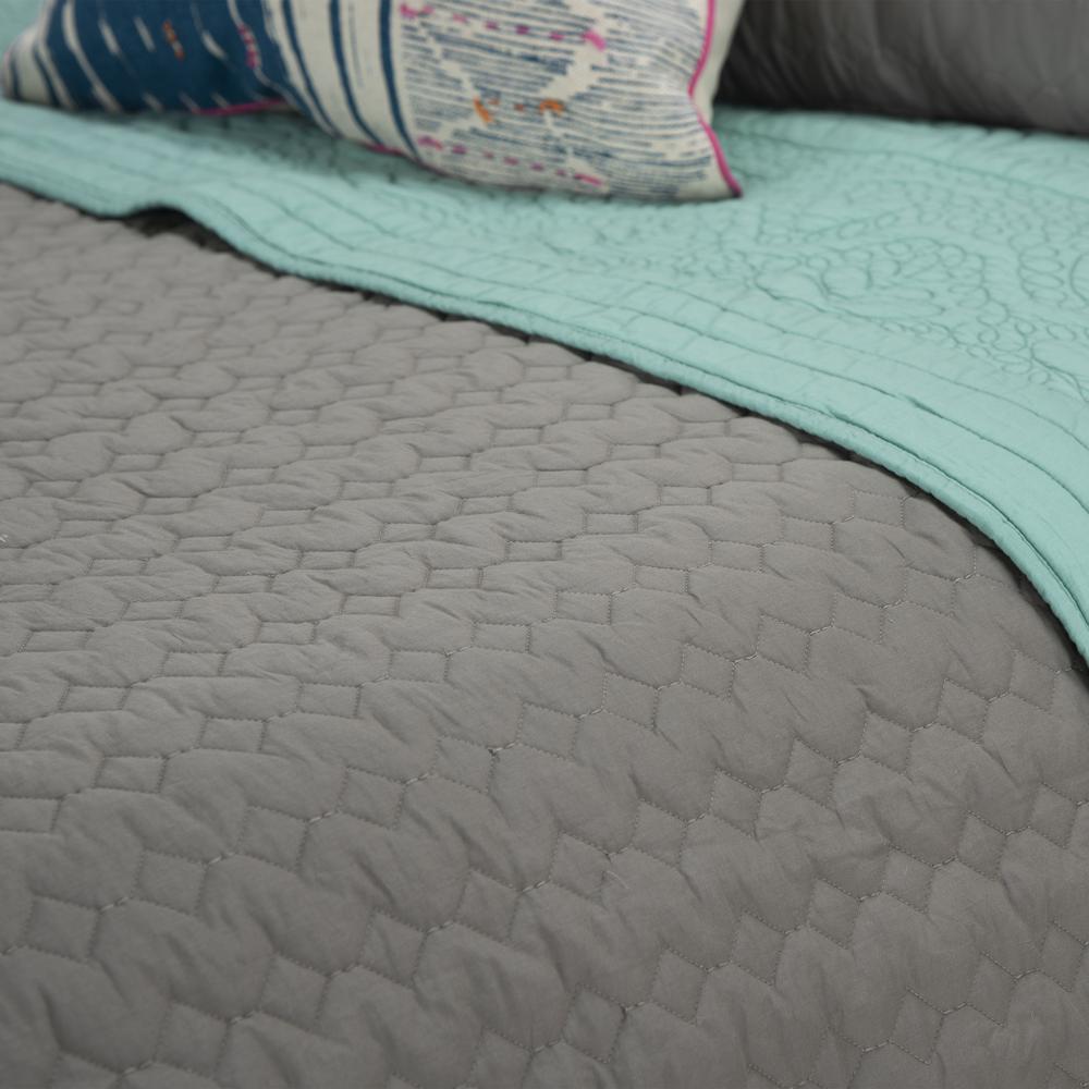 Rizzy Home 70" x 86" Quilt- BT1801. Picture 13