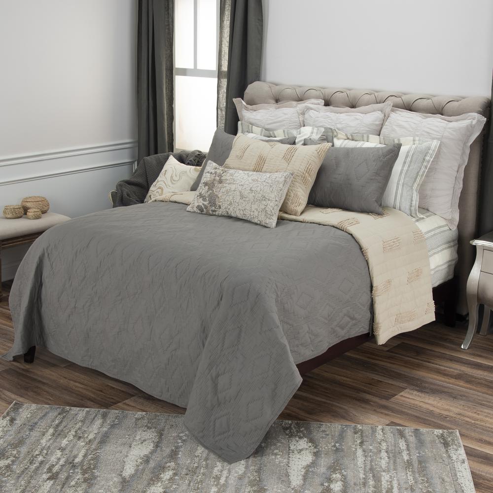 Rizzy Home 70" x 86" Quilt- BT1813. Picture 1