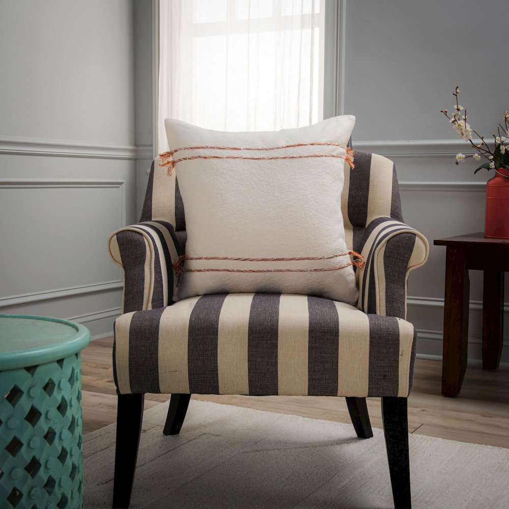 Transitional 20" x 20" Down Filled Pillow. Picture 7