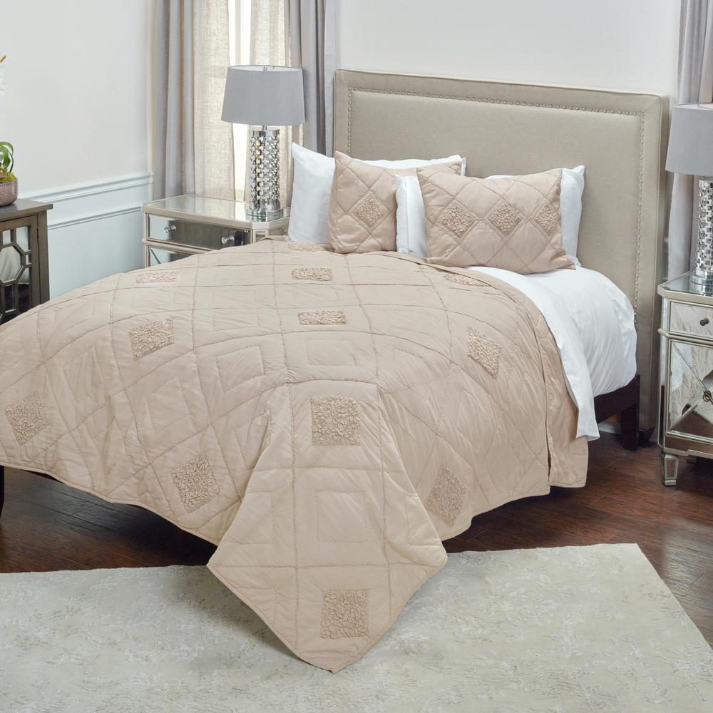 Rizzy Home 90" x 92" Quilt- BQ4196. Picture 1