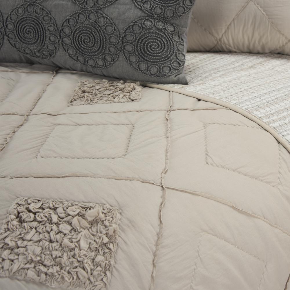 Rizzy Home 90" x 92" Quilt- BQ4196. Picture 8