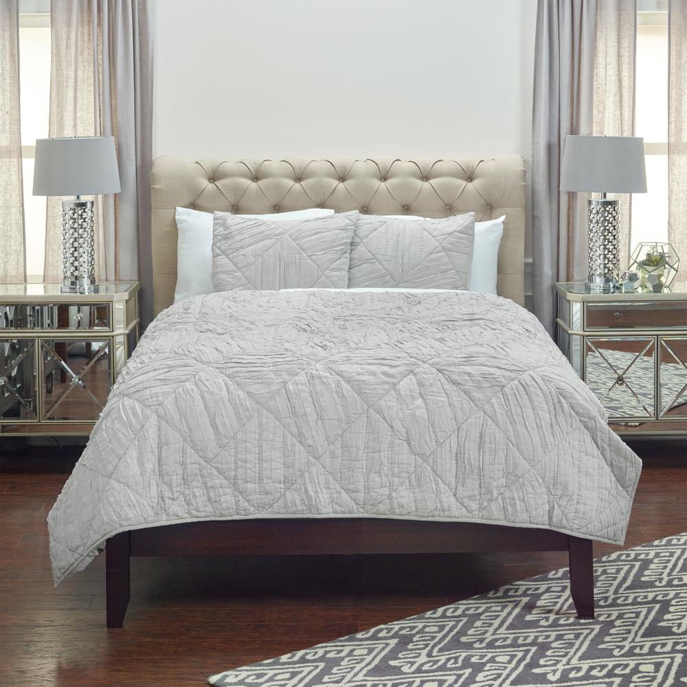 Rizzy Home 90" x 92" Quilt- BQ4199. Picture 1