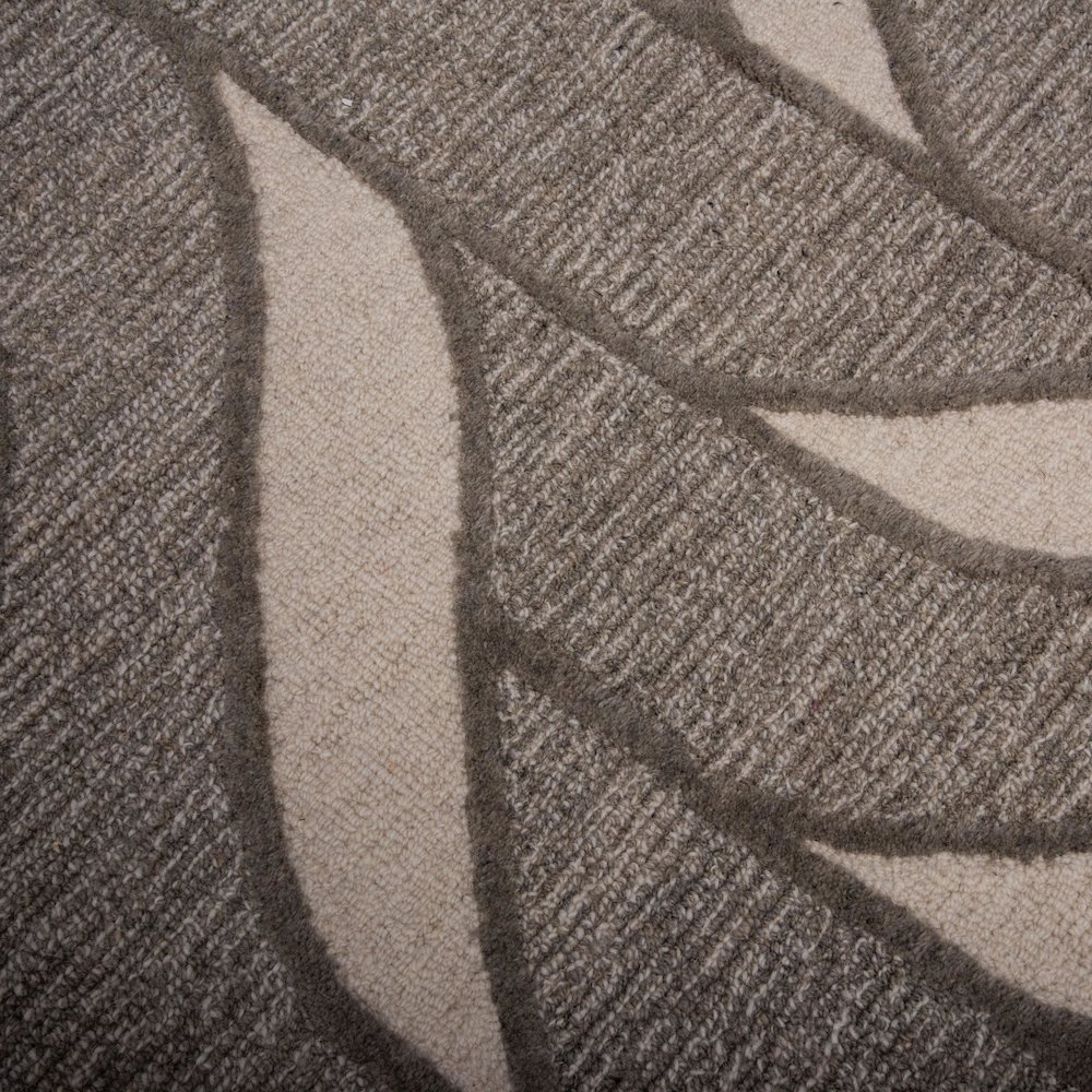5' x 7'6" Cut & Loop Pile Hand Tufted Rug. Picture 5