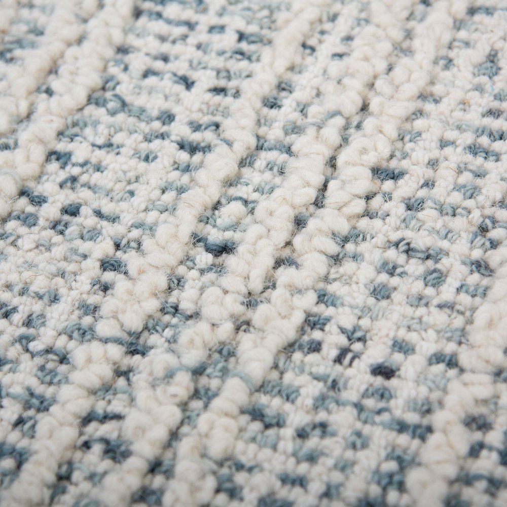 5' x 7'6" Cut & Loop Pile Hand Tufted Rug. Picture 3