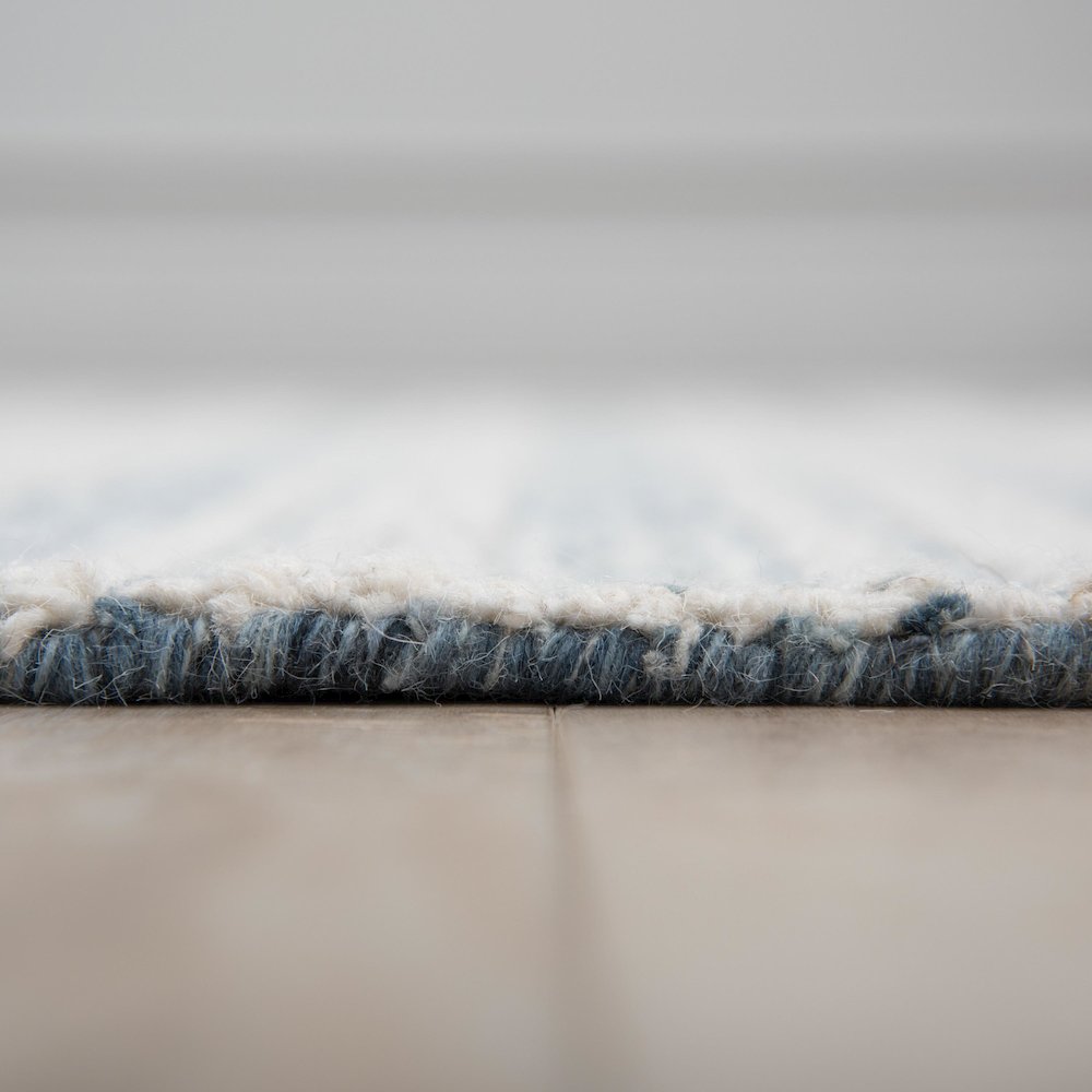 5' x 7'6" Cut & Loop Pile Hand Tufted Rug. Picture 4