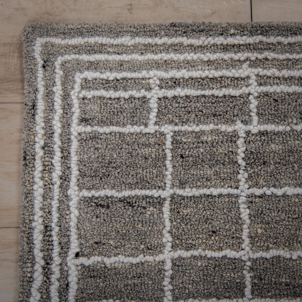 5' x 8' Hand-Tufted Rectangle Rug. Picture 2