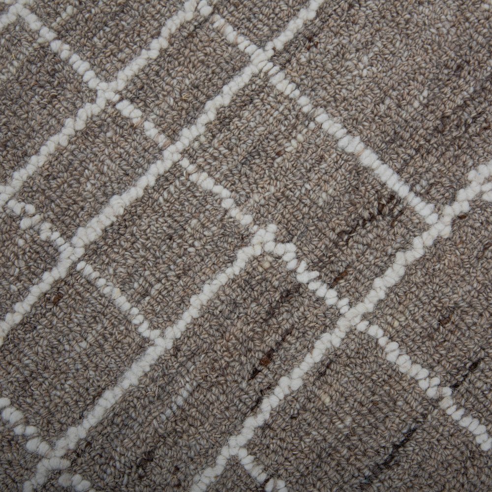 5' x 8' Hand-Tufted Rectangle Rug. Picture 3