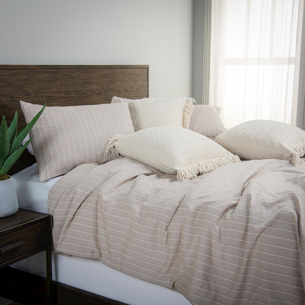 Transitional  92"x96" Comforter/Duvet. Picture 6
