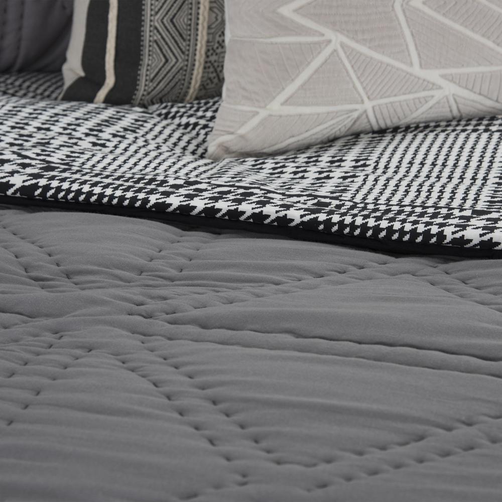 106" x 92" Quilt. Picture 3