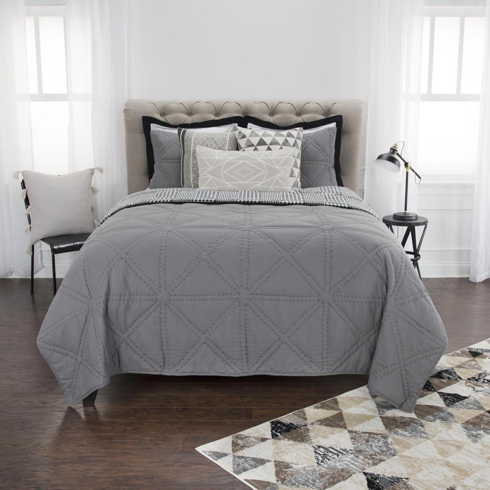 106" x 92" Quilt. Picture 5