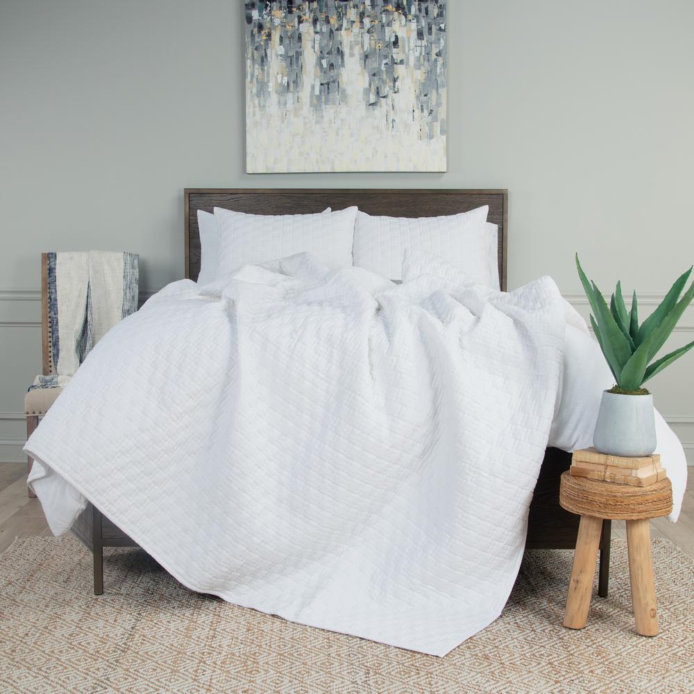 92"X96" Queen Quilt. Picture 6