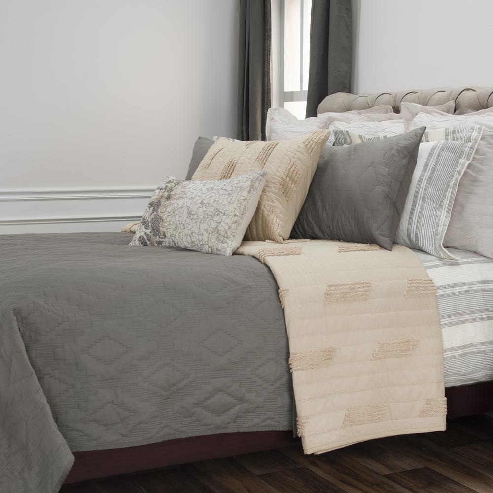 Rizzy Home 106" x 92" Quilt- BT1813. Picture 3