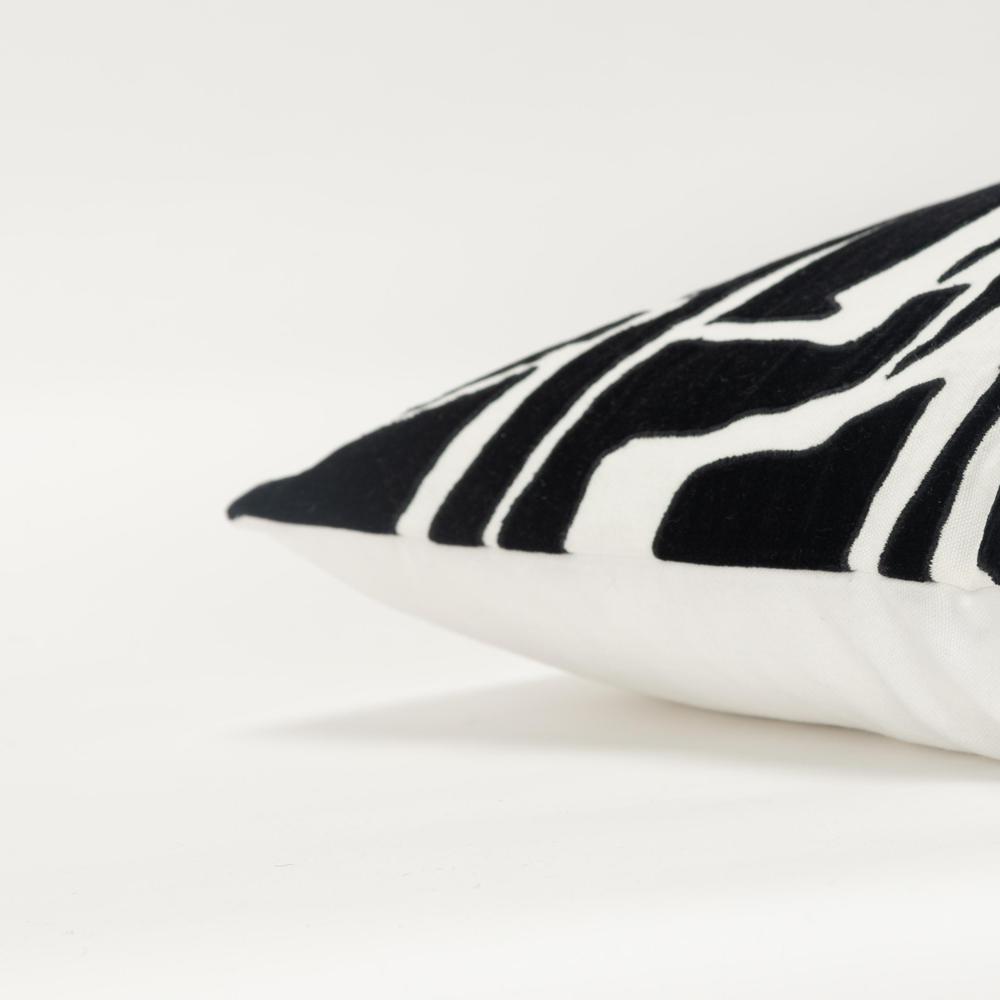 20"X20" 1 decorative pillow cover. Picture 5