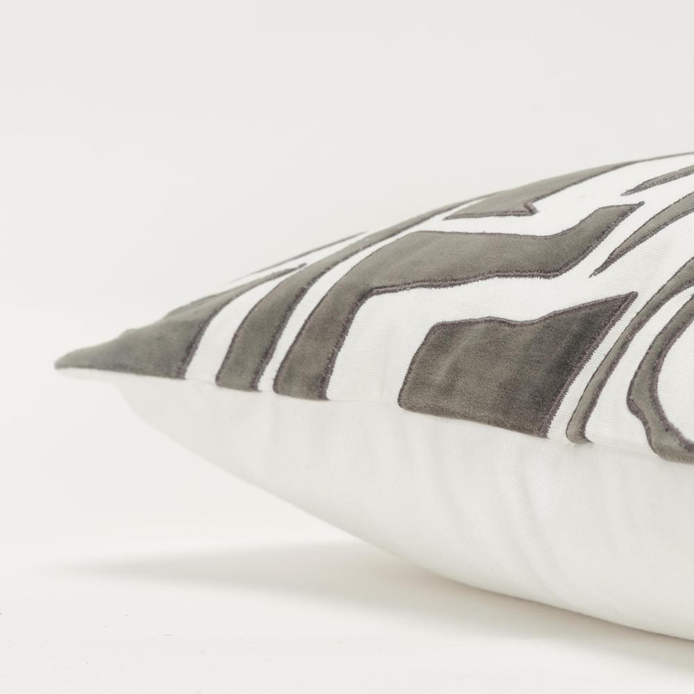 20"X20" 1 decorative pillow cover. Picture 5