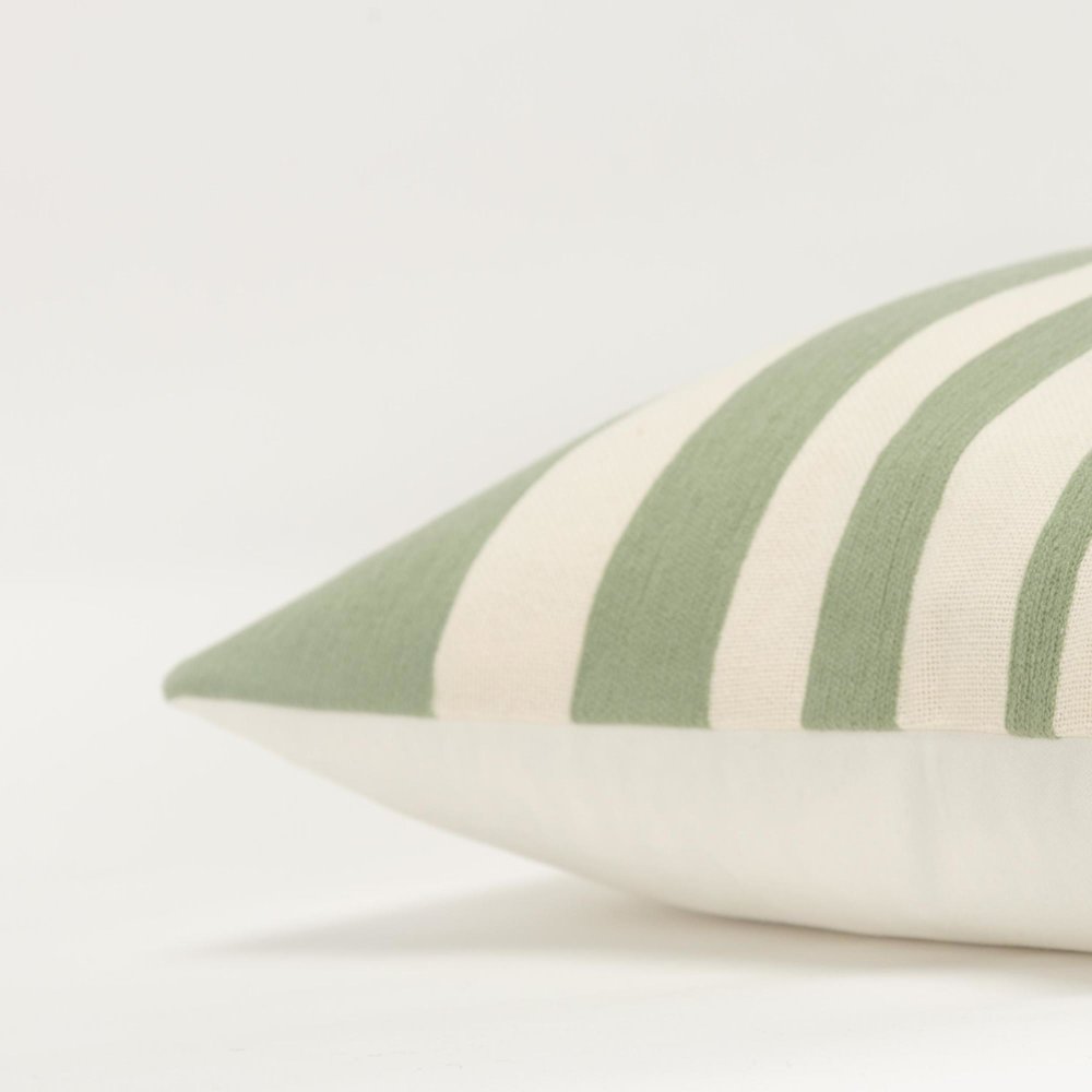 20"X20" 1 decorative pillow cover. Picture 5