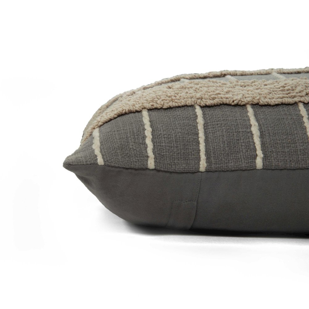 14"x26" indoor pillow. Picture 4