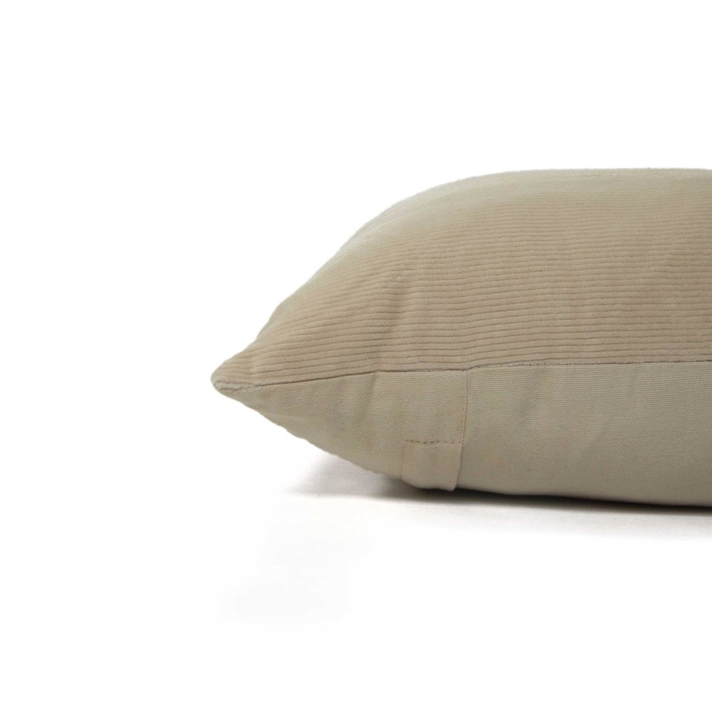 14"x26" indoor pillow. Picture 4