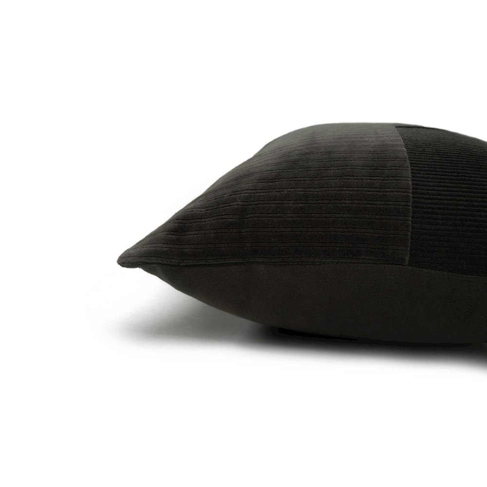 14" X 20" indoor pillow. Picture 4