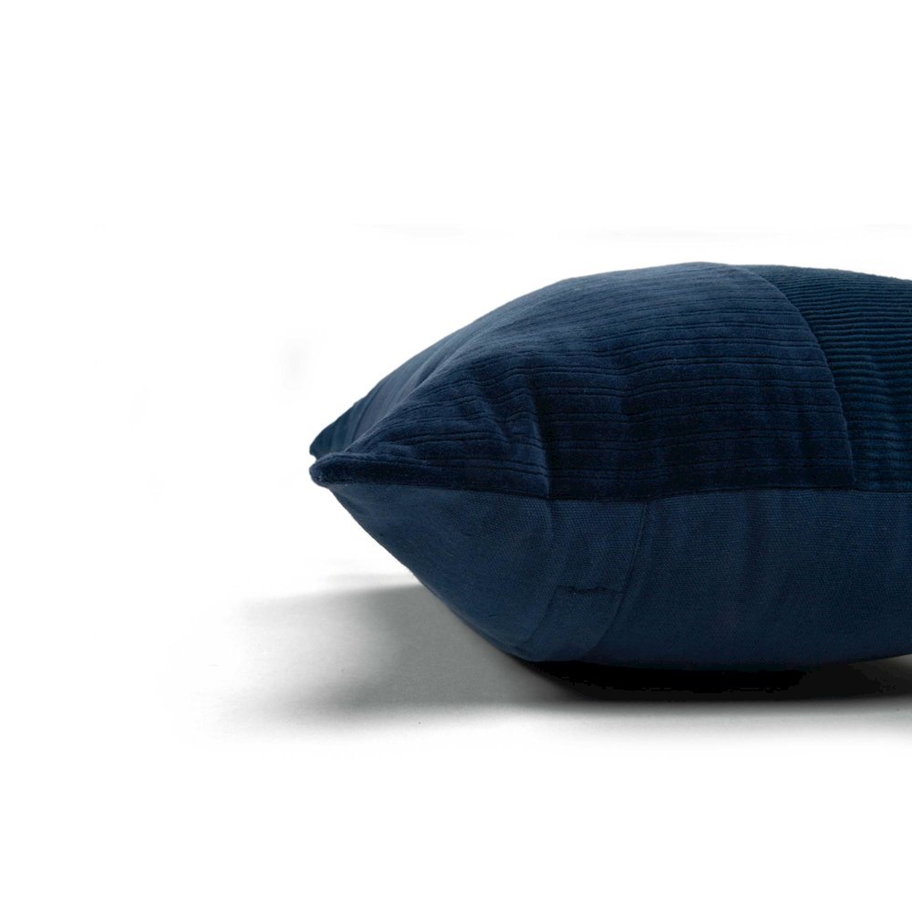 14" X 20" indoor pillow. Picture 4