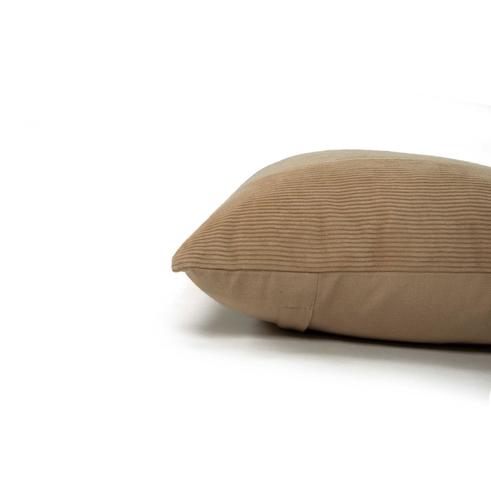 14"x26" indoor pillow. Picture 3