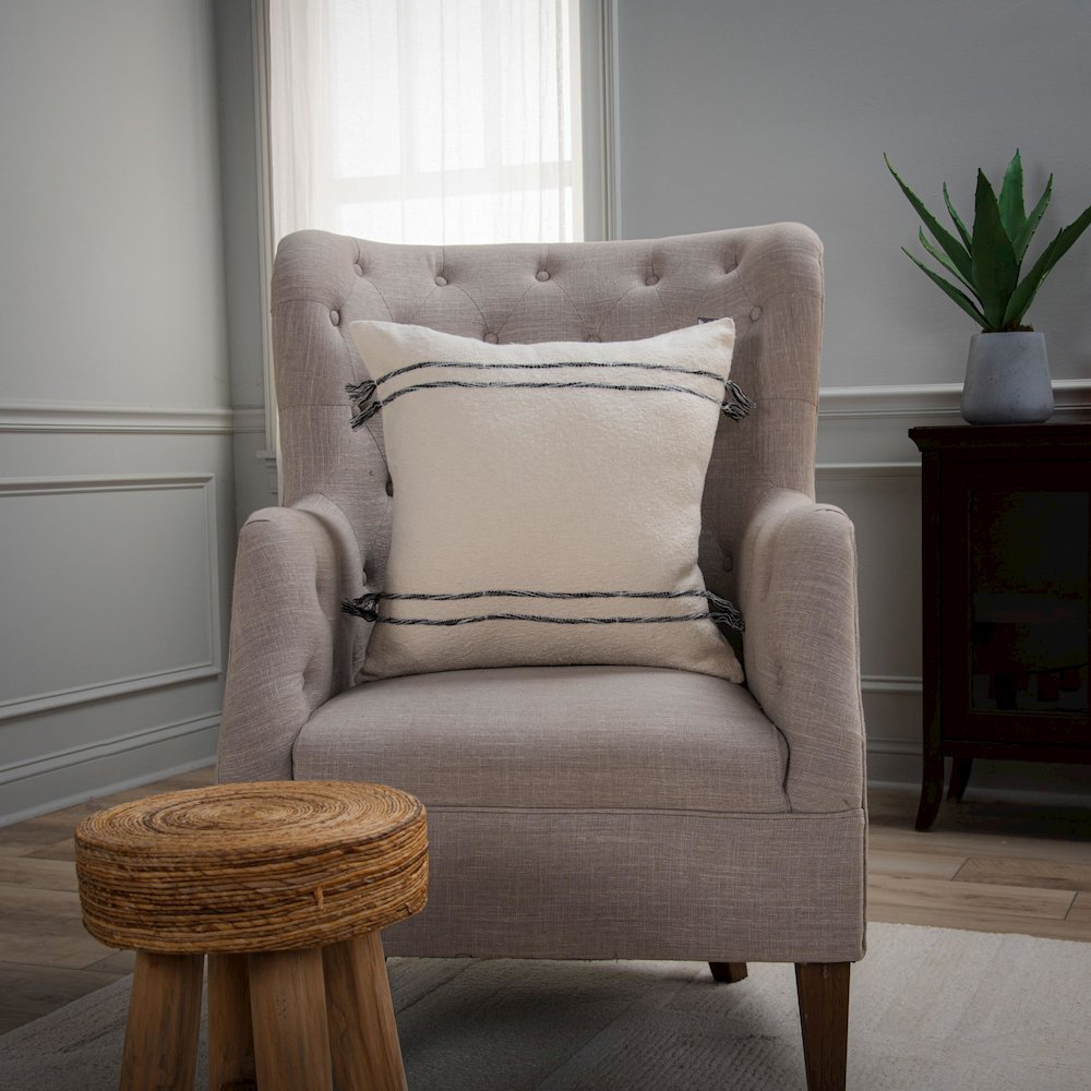 Transitional 20" x 20" Pillow Cover. Picture 2