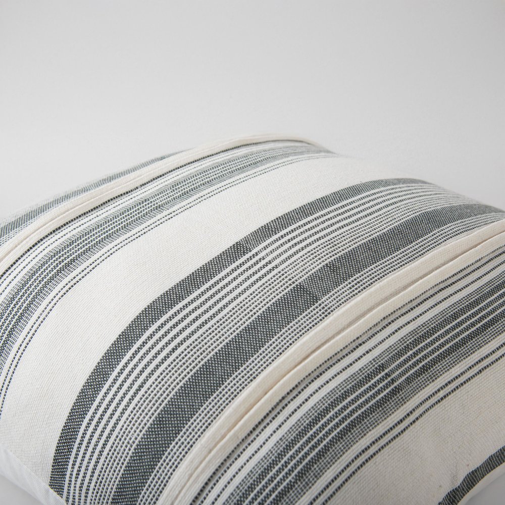 Traditional 20" x 20" Pillow Cover. Picture 3