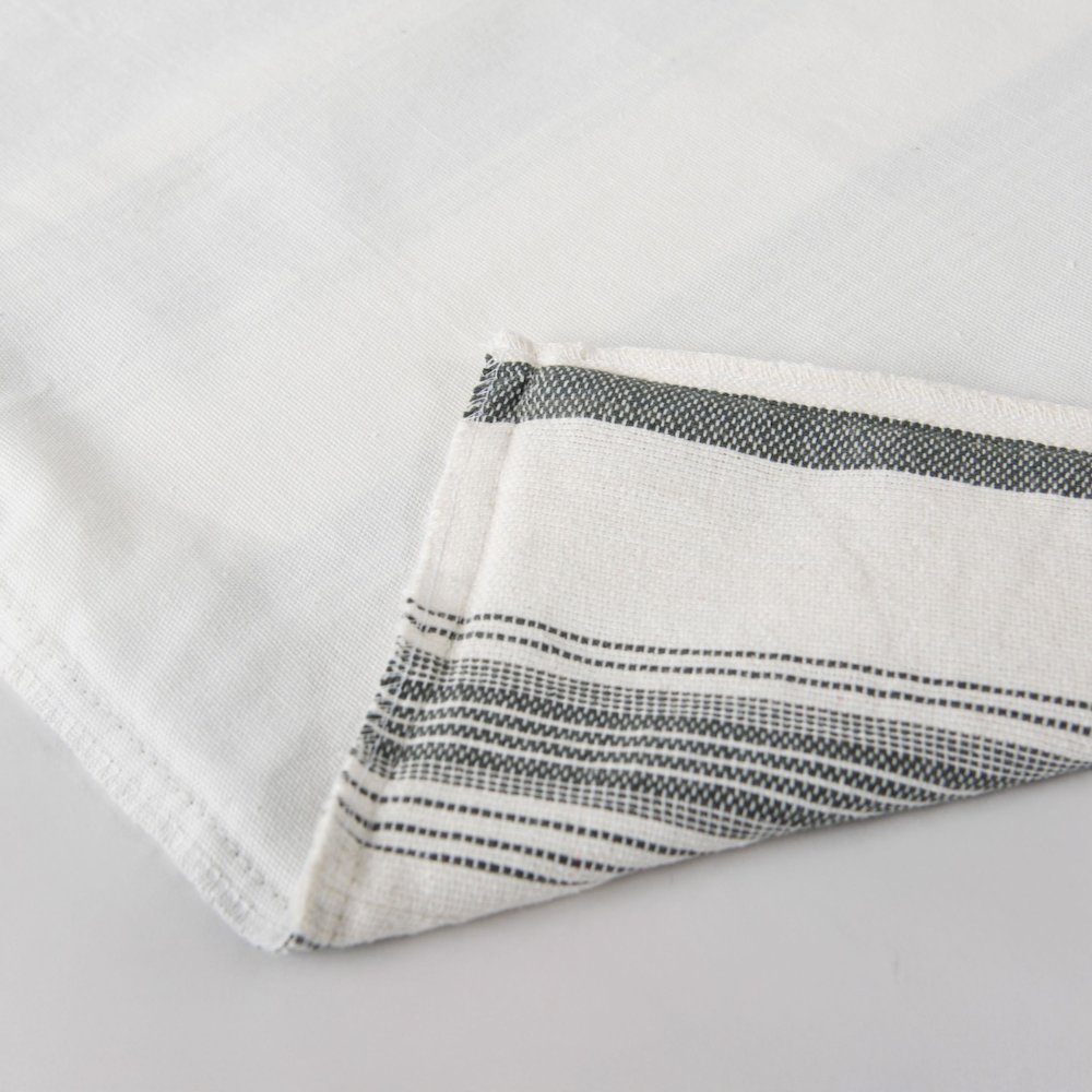 Traditional 20" x 20" Pillow Cover. Picture 5