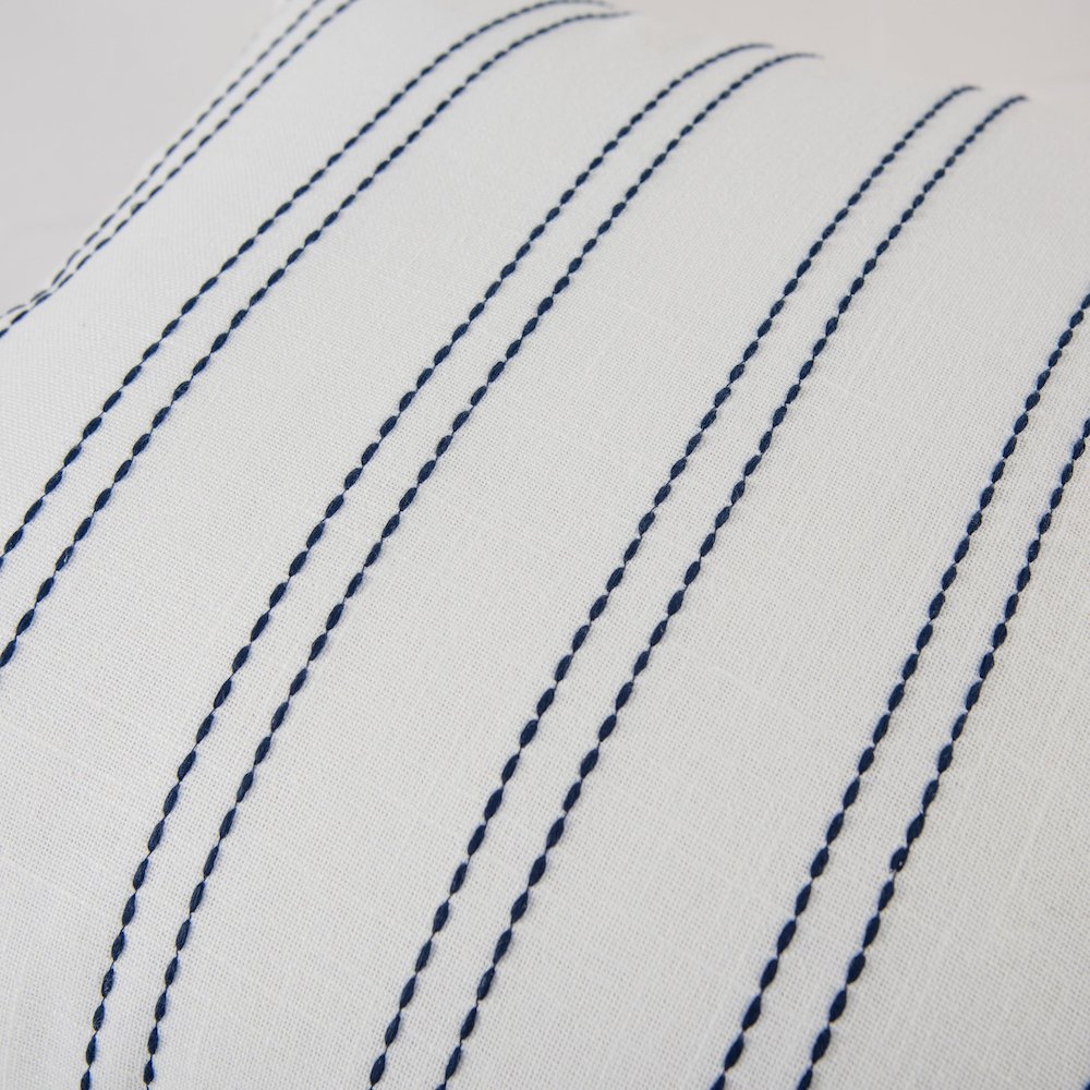 Transitional 20" x 20" Pillow Cover. Picture 3