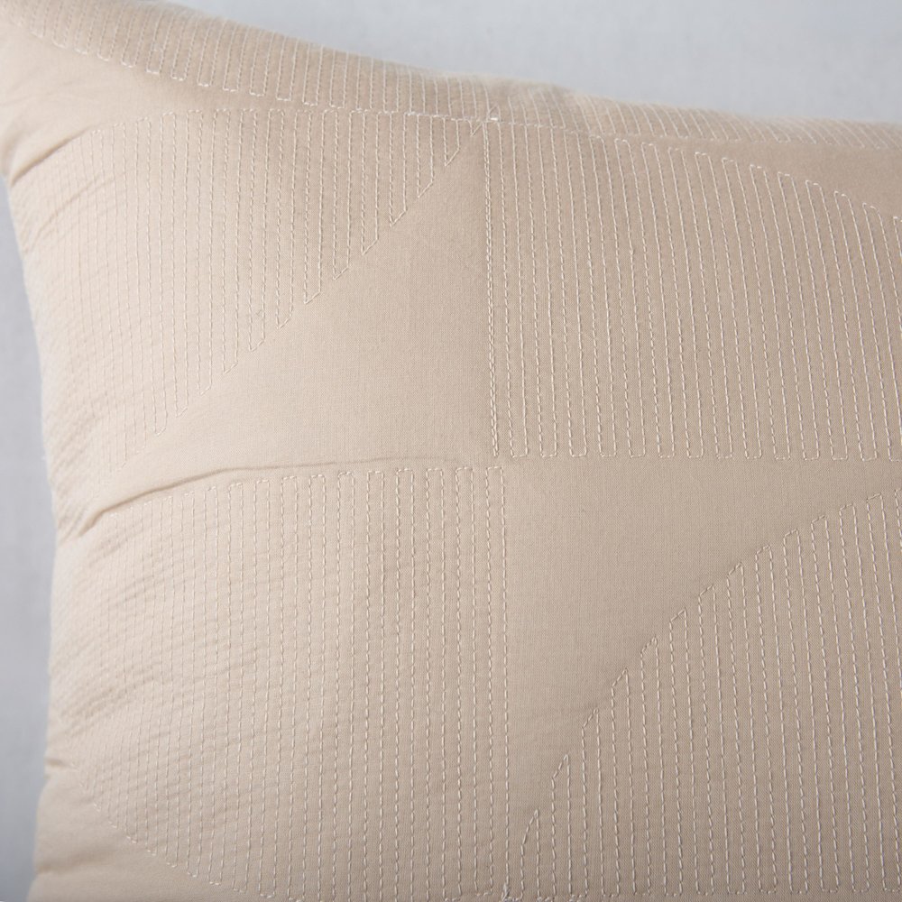 Traditional   18" x 18" Pillow Cover. Picture 3