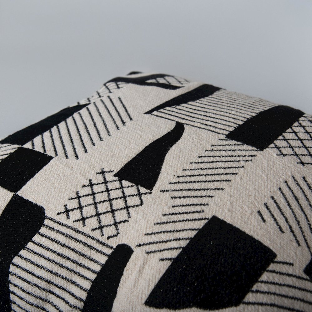 Contemporary 20" x 20" Pillow Cover. Picture 3