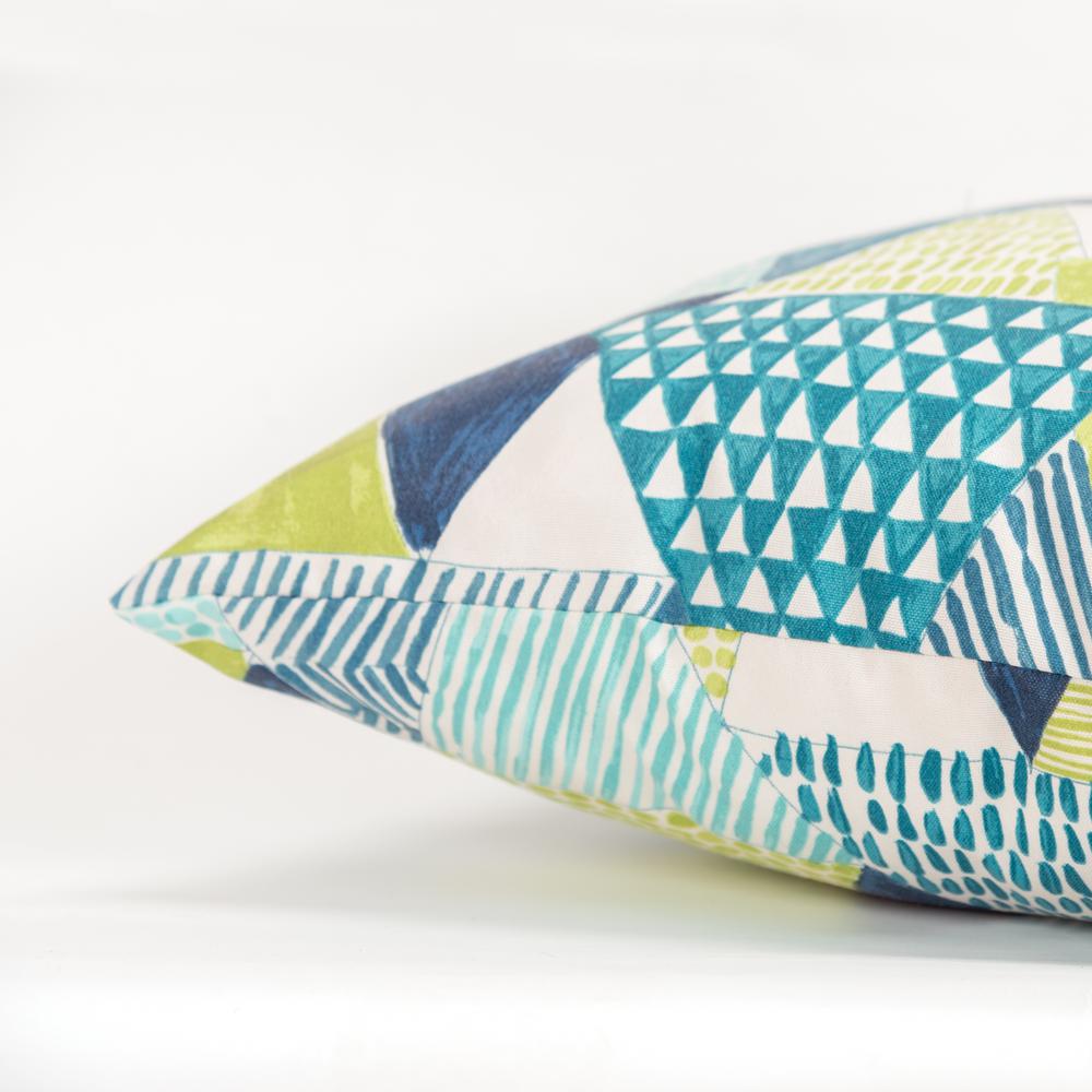 Rizzy Home 22" x 22" Indoor/ Outdoor Pillow - TFV120. Picture 4